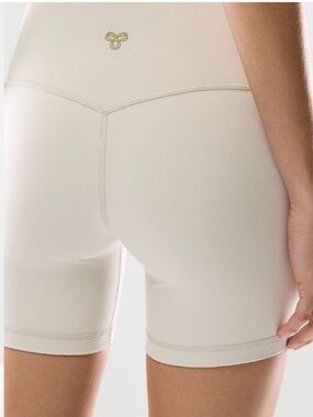 NWT Aritzia Golden BUTTER Cheeky Infinite Hi-Rise 5" Short, 8